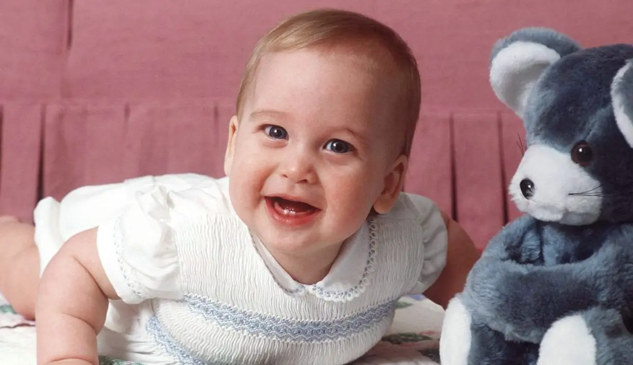 Foto ini diambil saat Prince William berusia 8 bulan, yakni tahun 1982. Ia sedang menunjukkan giginya yang baru saja tumbuh! (Cosmopolitan)