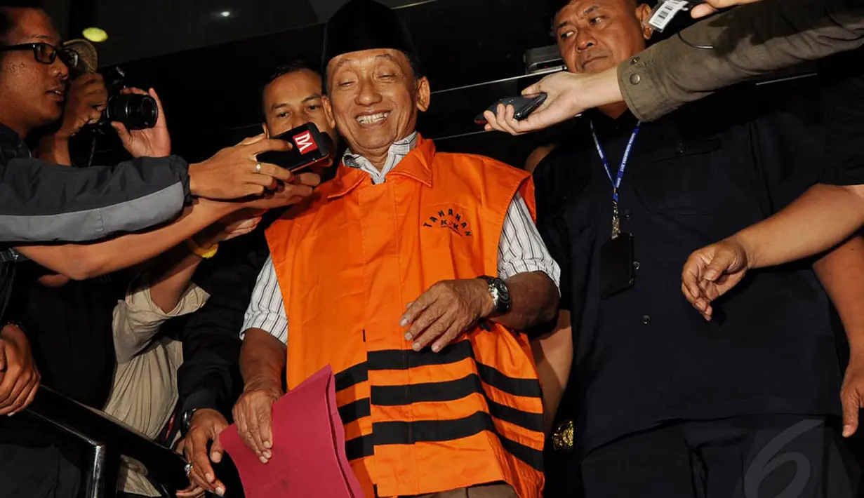 Fuad Amin menjalani pemeriksaan perdana setelah ditangkap KPK terkait dugaan suap jual beli pasokan gas alam untuk pembangkit listrik di Gresik dan Gili Timur, Bangkalan, Madura, Jawa Timur, Rabu (3/12/2014). (Liputan6.com/Miftahul Hayat)