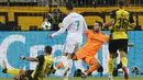 Proses terjadinya gol dari bintang Real Madrid, Cristiano Ronaldo, ke gawang Dortmund pada laga Liga Champions di Stadion Signal Iduna Park, Dortmund, Selasa (26/9/2017). Dortmund kalah 1-3 dari Madrid. (AP/Michael Probst)