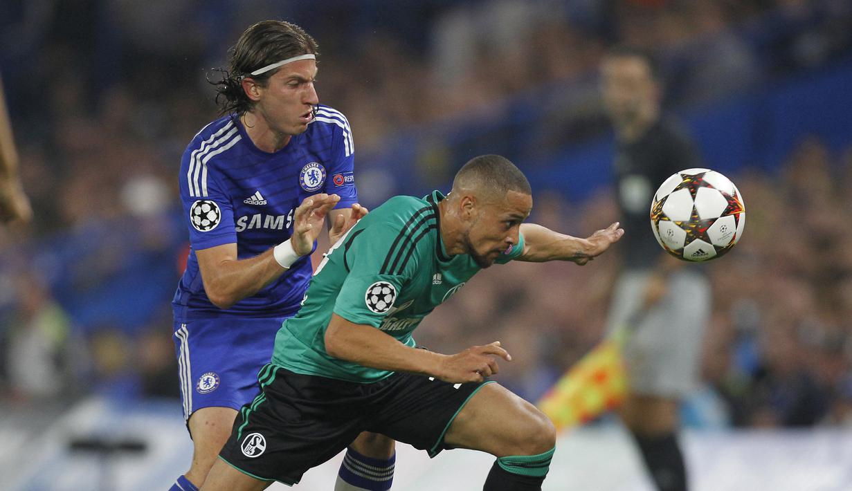 Bek Chelsea, Filipe Luis (kiri) berebut bola dengan gelandang Schalke, Sidney Sam pada laga Liga Champions 2014/2015 di Stamford Bridge, London (17/9/2014). Didatangkan Chelsea dari Atletico Madrid pada 2014/2015, Filipe Luis memutuskan kembali ke Atletico Madrid semusim berikutnya akibat kesulitan beradaptasi dengan sepak bola Inggris. (AFP/Ian Kington)