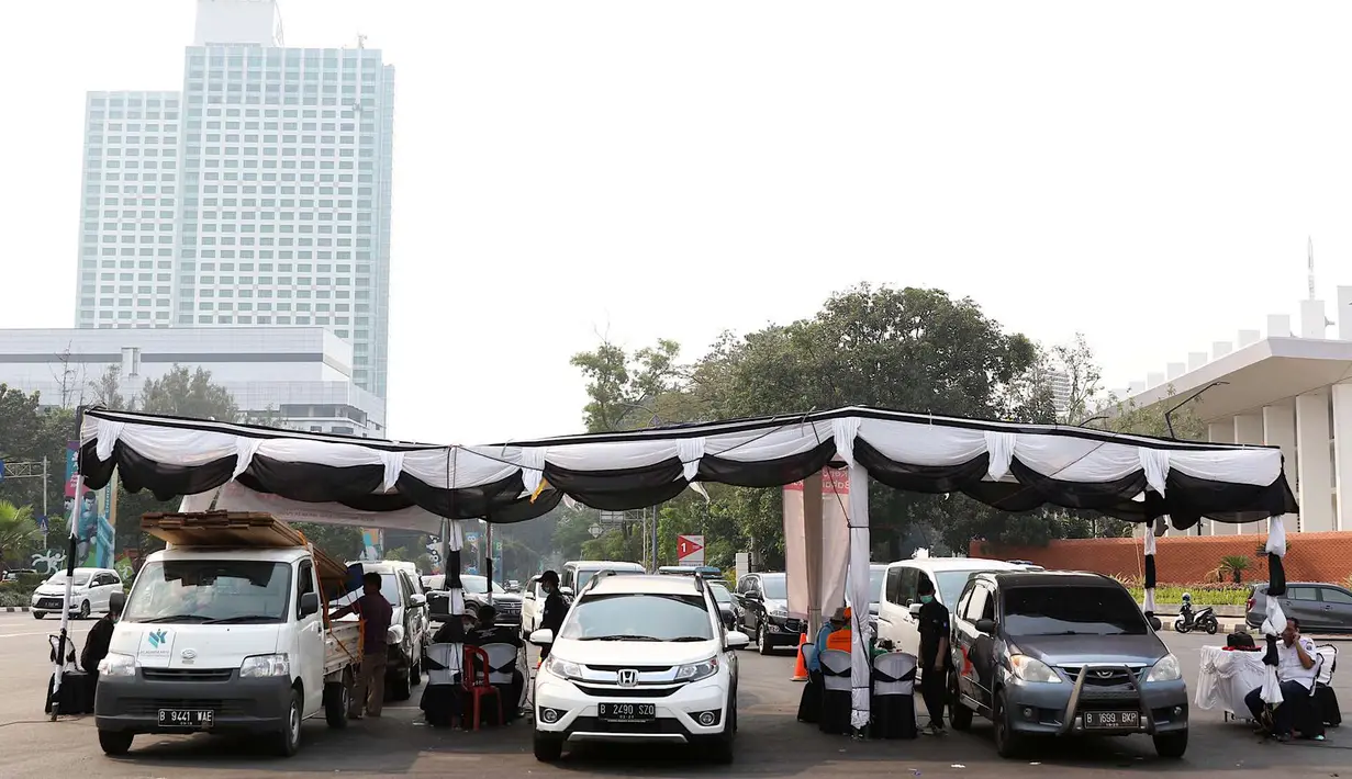 Sejumlah kendaraan sedang melakukan uji emisi gas buang kendaraan di kawasan Senayan, Jakarta, Rabu (18/7). Uji emisi gratis tersebut dalam rangka program pengendalian pencemaran dan perusakan lingkungan. (Liputan6.com/Immanuel Antonius)