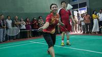 Kabid Binpres PBSI, Susy Susanti, berpasangan dengan Alan Budi Kusuima bertanding bulutangkis melawan pasangan Menpora Imam Nahrawi dan Taufik Hidayat di Lapangan Bulutangkis Kemenpora, Jakarta, Jumat (30/12/2016). (Bola.com/Vitalis Yogi Trisna)