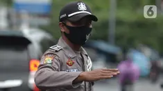Seorang Satuan Pengamanan (Satpam) saat bertugas di salah satu perkantoran kawasan Jakarta, Selasa (16/2/2021). Seragam baru berwarna cokelat mirip seragam polisi tersebut untuk memuliakan Satpam dan menjadikan unsur pengamanan menjadi bagian penting dalam suatu aktivitas. (merdeka.com/Imam Buhori)