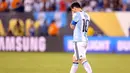 Penyerang Argentina, Lionel Messi saat melakukan tendangan penalti pada Final Copa America 2016 di MetLife Stadium, AS, Senin (27/6). Chile menang atas Argentina lewat adu penalti dengan skor 4-2. (Adam Hunger-USA TODAY Sports)