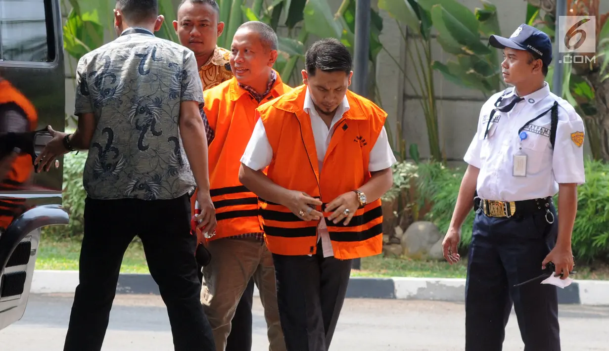 Dua tersangka Bupati Bener Meriah nonaktif Ahmadi (kiri) dan Kadis PUPR Lampung Selatan Anjas Asmara (kanan) turun dari mobil tahanan akan menjalani pemeriksaan di gedung KPK, Jakarta, Jumat (10/8).(merdeka.com/dwi narwoko)