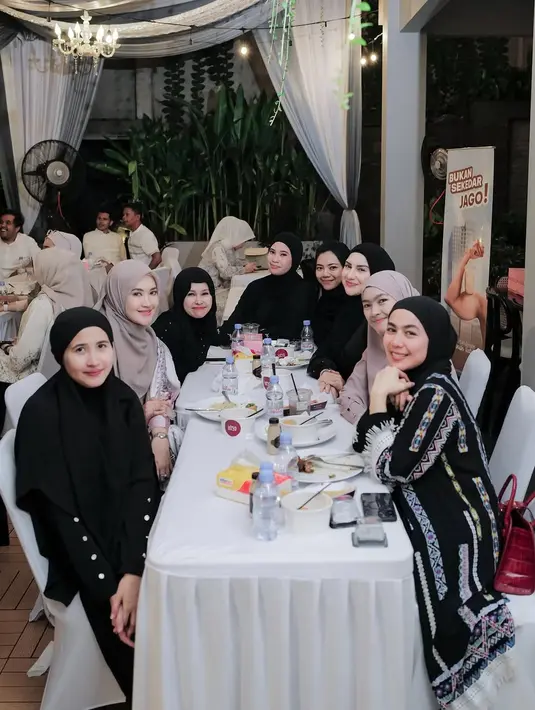 Acara ini juga dihadiri oleh seorang ustaz sebagai penceramah serta para sahabat yang turut menimba ilmu agama. [@_irishbella_].