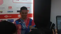 Pramudya Kusumawardana melayani sesi tanya jawab dengan wartawan pada sesi konferensi pers Indonesia Masters 2022 di Istora Senayan, Senin (6/6/2022). (Bola.com/Gregah Nurikhsani)