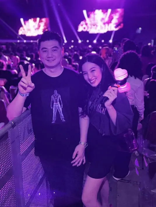 Chef Arnold bersama istri hadir di konser Blackpink mengenakan pakaian hitam. (@arnoldpo)