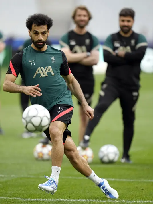 Pemain Liverpool Mohamed Salah melakukan tendangan saat sesi latihan di Stade de France, Saint Denis, Prancis, 27 Mei 2022. Liverpool dan Real Madrid membuat persiapan terakhir mereka sebelum saling berhadapan dalam pertandingan sepak bola final Liga Champions. (AP Photo/Manu Fernandez)