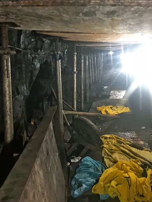 Sebuah terowongan sepanjang 500 meter yang mengarah ke Bank of Brasil di Sao Paulo, Selasa (3/10). Kepolisian menyebut kawanan perampok menghabiskan sekitar Rp17 miliar untuk membangun terowongan dari sebuah rumah kontrakan. (HO / Sao Paulo Police / AFP)