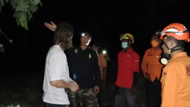 Tim Basarnas saat memberi penjelasan terhadap dua WNA Swedia yang bangun Kemah di gunung Lewotobi Laki-laki (Liputan6.com/Ola Keda)