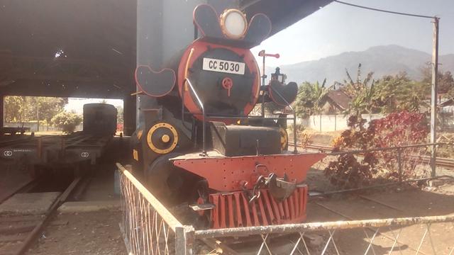 Sebuah bangkai kereta api Legendaris yang dikenal masyarakat Garut, 'Si Gomar' nampak terlihat di samping perlintasan Stasiun Cibatu, Garut