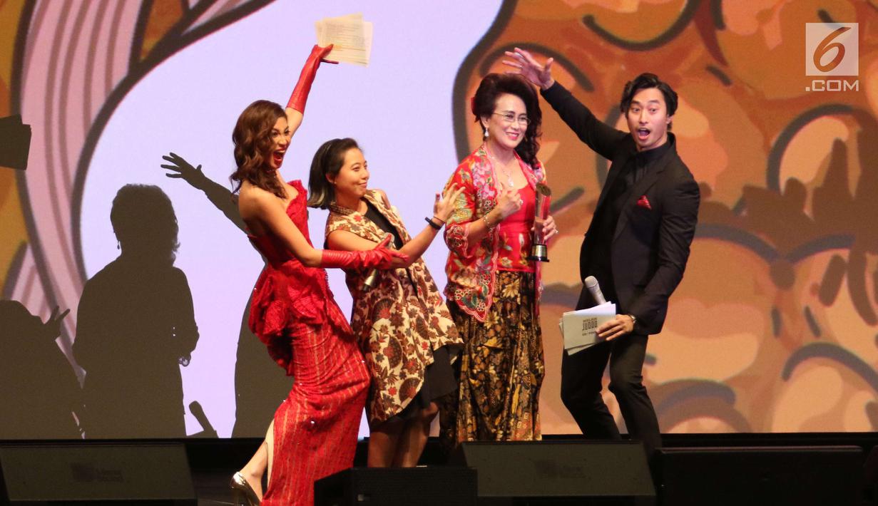 Product Manager Go-Jek Yeti Kim memberikan penghargaan kepada partner Go-Food pilihan pemirsa yakni Pisang Goreng Madu Ibu Nanik dalam acara Malam Juara Go-Food 2018 di Jakarta, Jumat (23/2). (Liputan6.com/Angga Yuniar)