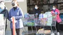 Sejumlah orang yang mengenakan masker mendorong troli berisi barang-barang kebutuhan sehari-hari di luar gudang Costco di Vancouver, Kanada, pada 14 Maret 2020. Lebih dari 200 kasus virus corona COVID-19 telah dilaporkan di Kanada. (Xinhua/Liang Sen)