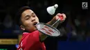 Tunggal Putra Indonesia, Anthony Sinisuka Ginting berusaha mengembalikan kok ke arah Prannoy H. S (India) di putaran pertama Indonesia Open 2017, Jakarta, Rabu (14/6). Anthony kalah 13-21, 18-21. (Liputan6.com/Helmi Fithriansyah)