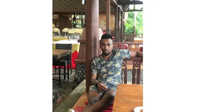 5 Gaya Trendi Patrich Wanggai di Luar Lapangan, Striker Anyar Persebaya