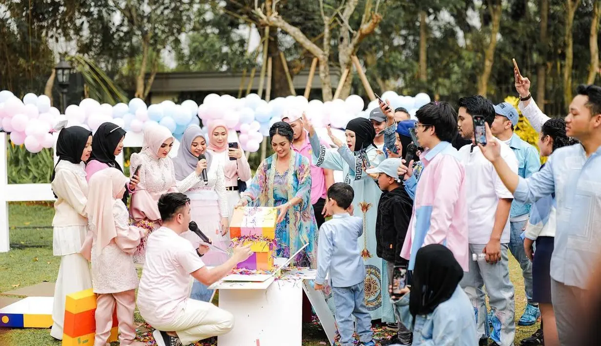 Beralih ke Krisdayanti yang mengenakan kaftan panjang bermotif abstrak berwarna biru. Dress ini memiliki cape sebagai outerwear, mempercantik penampilan Krisdayanti. Foto: Instagram.