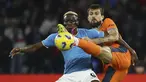 Penyerang Napoli, Victor Osimhen mencoba memblokir bek Inter Milan Francesco Acerbi menendang bola pada laga pekan ke-14 Serie A 2023/2024 di Stadio Diego Armando Maradona, Senin (04/12/2023) dini hari WIB. (Alessandro Garofalo/LaPresse via AP)