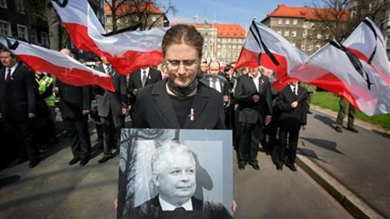 Presiden Polandia Lech Kaczynski dan istrinya Maria Kaczyńska tewas dalam kecelakaan pesawat pada 2010.