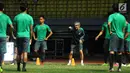 Pelatih fisik Timnas Indonesia, Miguel Gandia memberi arahan saat latihan resmi di Stadion Patriot Candrabhaga, Bekasi (1/9). Timnas Indonesia akan melakoni laga persahabatan dengan Fiji pada Sabtu (2/9). (Liputan6.com/Helmi Fithriansyah)