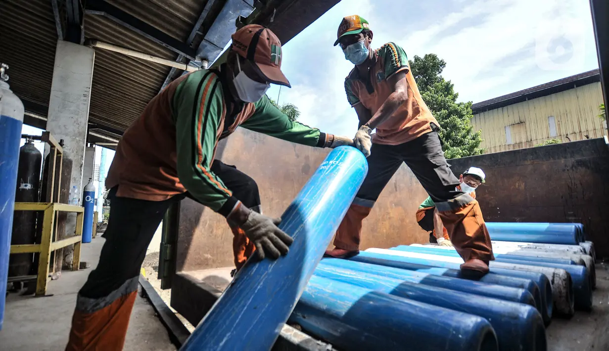 Petugas DLH memindahkan tabung saat pengisian ulang oksigen di depot PT Tirtobumi Aneka Industri, Pulogadung, Jakarta, Minggu (11/7/2021). Dalam sehari tiap truk petugas PJLP mampu mengangkut lebih dari 100 tabung oksigen ukuran 6 meter kubik. (merdeka.com/Iqbal S. Nugroho)