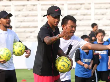 Mantan pemain Manchester United yang menjadi brand ambassador produk Concave Indonesia, Jesse Lingard melanjutkan aktivitasnya di Jakarta dengan melakukan coaching clinic dengan para pesepak bola cilik dan remaja di Stadion Madya Senayan, Jakarta Pusat, Sabtu (10/6/2023). Jesse Lingard yang tiba di Indonesia sejak Kamis, 8 Juni 2023 juga memberikan motivasi dan tips kepada para peserta dalam rangkaian coaching clinic tersebut. (Bola.com/M Iqbal Ichsan)