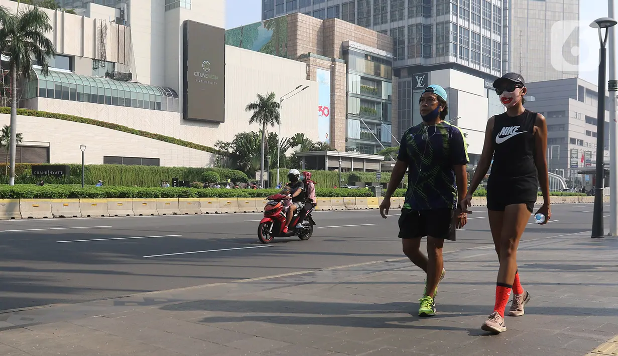 Warga berolahraga di Bunderan HI Jakarta, Minggu (7/6/2020). Hari Bebas Kendaraan Bermotor (HBKB) masih belom diberlakukan, sampai dengan waktu yang belum ditentukan. (Liputan6.com/Herman Zakharia)