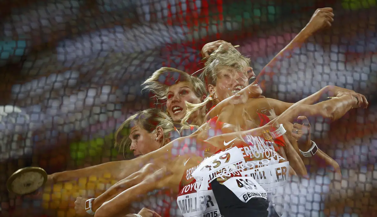 Foto yang diambil dengan teknik multi exposure ini menunjukkan saat atlet Jerman, Nadine Mueller, sedang berlomba di nomor lempar cakram putri Kejuaraan Dunia Atletik 2015 di Stadion Nasional, Beijing, Tiongkok. (25/8/2015). (Reuters/Kai Pfaffenbach)