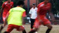Pelatih Rahmad Darmawan (tengah) memimpin latihan perdana Persija Jakarta jelang Piala Presiden 2015 di Jakarta, Selasa (18/8/2015). (Bola.com/Vitalis Yogi Trisna)
