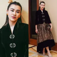 Lihat di sini beberapa potret gaya bangsawan Aaliyah Massaid pakai kebaya dan rok batik.