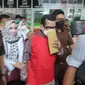 Dekan Fakultas Ilmu Sosial dan Politik Universitas Riau Syafri Harto saat ditahan oleh jaksa. (Liputan6.com/M Syukur)