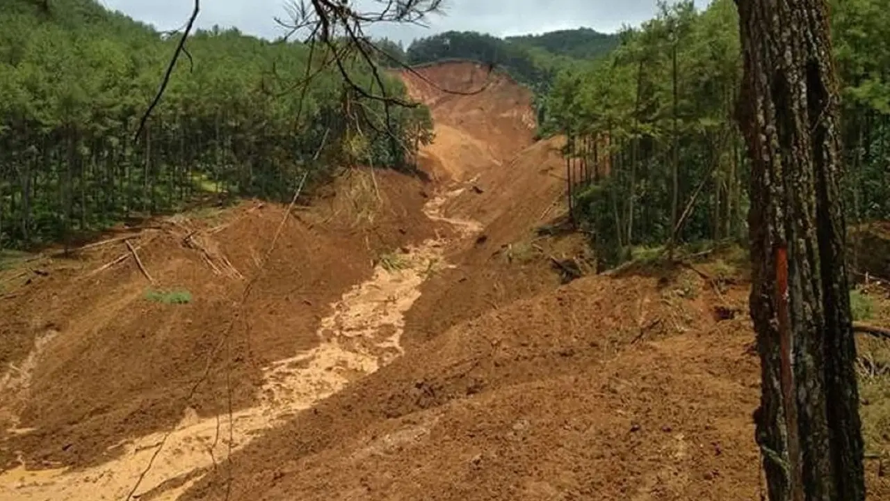 Longsor Brebes Juga Timbun Pikap Pengangkut Pedagang Sayuran
