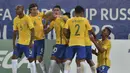 Para pemain Brasil merayakan gol saat melawan Bolivia pada laga kualifikasi Piala Dunia 2018 di Dunas Arena Stadium, Natal, Brasil, (7/10/2016). Brasil menang 5-0.  (AFP/Nelson Almeida)