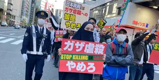 Zaskia Adya Mecca sedang berada di Jepang. Saat sedang di Ginza, Tokyo terdengar suara keras kumpulan orang menyuarakan aksi bela Palestina. Istri Hanung itu tak kuasa menahan air mata dan kemudian ikut bergabung. [Instagram/zaskiadyamecca]