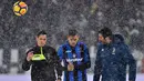Wasit Maurizio Mariani (kiri) berbincang dengan pemain Atalanta, Rafael Toloi (tengah) dan kiper Juventus Gianluigi Buffon di lapangan Allianz Stadium yang diselimuti salju tebal di Turin, Italia, (25/2). (Alessandro Di Marco / ANSA via AP)