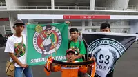 Suporter Sriwijaya FC menumpang truk dari Palembang demi menonton Piala Presiden 2018. (Bola.com/Zulfirdaus Harahap)