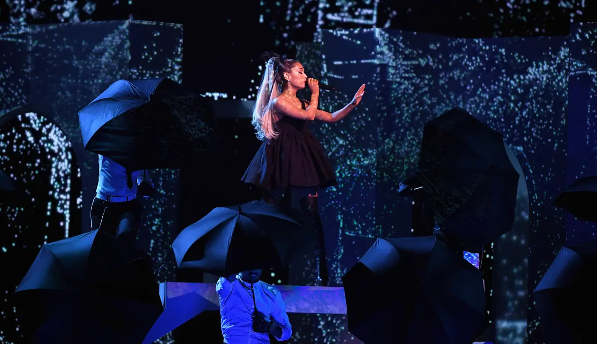 Bukan trik, ternyata kalung Ariana Grande mengalami malfungsi dan terjatuh. (Ethan Miller / GETTY IMAGES NORTH AMERICA / AFP)