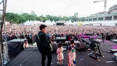 Chava dan Xabiru saat naik ke atas panggung. Mereka juga tersneyum dan melambaikan tangan ke arah penonton. (Foto: Instagram/ okintph)
