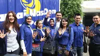 Sejumlah artis dari Partai NasDem mendaftarkan diri menjadi bakal calon legislatif (bakal caleg) ke Komisi Pemilihan Umum (KPU) RI, Jakarta, Senin (16/7). Total ada 576 bakal caleg DPR RI yang didaftarkan untuk 80 dapil. (Liputan6.com/Angga Yuniar)