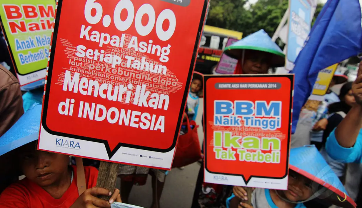 Dalam aksi di depan Kantor Susi Pudjiastuti itu, massa juga membawa spanduk berisi tuntutan mereka, Jakarta, Jumat (21/11/2014). (Liputan6.com/Faizal Fanani)