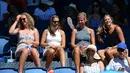 Sejumlah penonton wanita menyaksikan serunya pertandingan tenis selama putaran pertama Australian Open 2017 di Melbourne, Australia (16/1). (AFP Photo/Greg Wood)