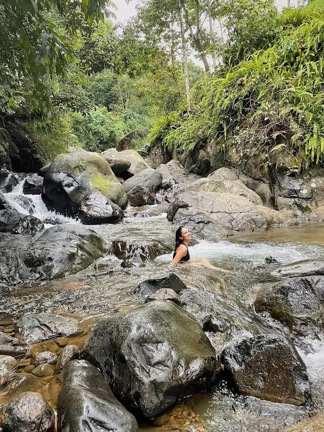 6 Potret Haico Van der Veken Liburan di Curug, Tempat Wisata Favorit