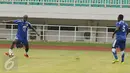 Pemain bintang Persib, Carlton Cole (kiri) saat melakukan latihan resmi laga lanjutan Liga 1 melawan PS TNI di Stadion Pakansari, Kab Bogor, Jumat (21/4). Laga PS TNI melawan Persib akan digelar pada Sabtu (22/4). (Liputan6.com/Helmi Fithriansyah)