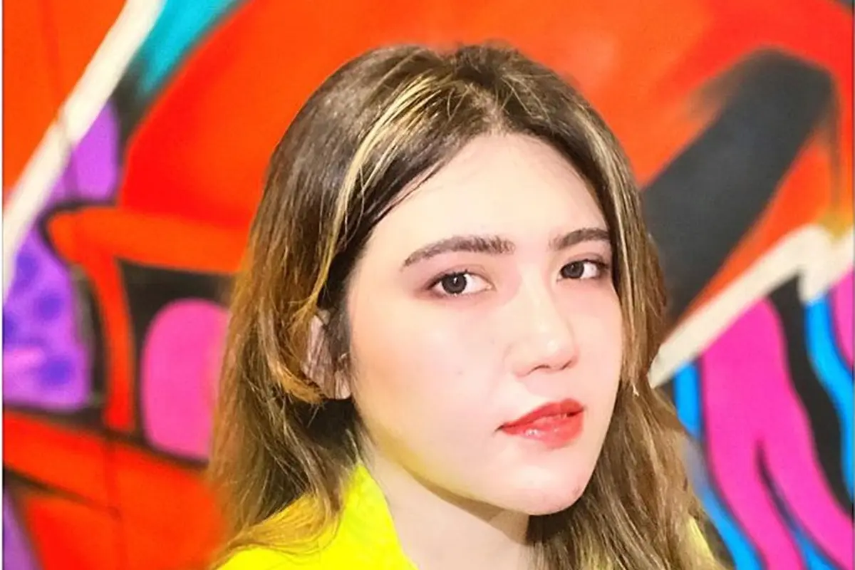 Gaya Via Vallen Pakai Busana Warna Kuning, Terlihat Cerah