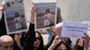 Sebagai informasi, awal April 2026, dua jurnalis lain juga terbunuh dalam serangan Israel terpisah di Lebanon. Kedua jurnalis yang terbunuh itu adalah Ghada Dayekh, seorang presenter stasiun radio swasta Sawt al-Farah, dan Suzan Khalil, reporter dan presenter Al-Manar TV. Tampak dalam foto, para jurnalis mengangkat koran yang menampilkan potret jurnalis Lebanon Amal Khalil yang tewas dalam serangan udara Israel pada Rabu 22 April 2026, selama aksi duduk menentang penyerangan terhadap jurnalis di Beirut, Lebanon, Kamis 23 April 2026. (AP Photo/Hussein Malla)