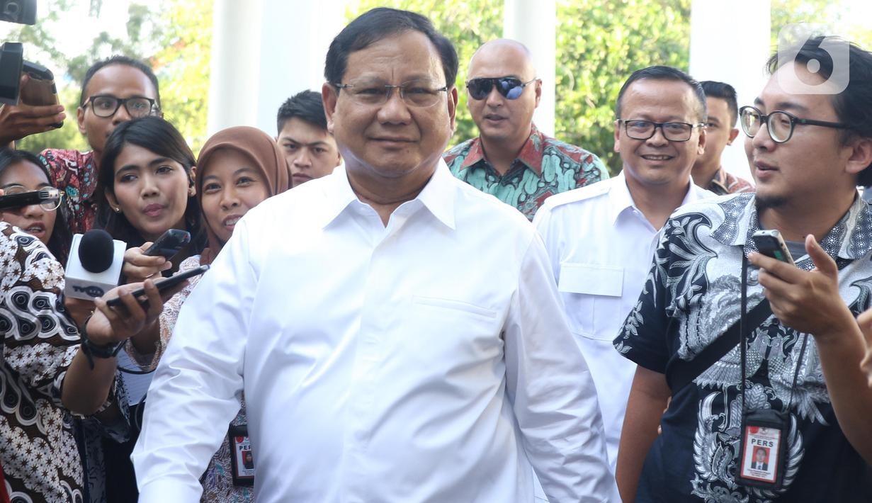 Ketua Umum Partai Gerindra Prabowo Subianto berjalan memasuki kompleks Istana Kepresidenan, Jakarta, Senin (21/10/2019).  Prabowo Subianto tiba di Istana di tengah suasana pengumuman calon menteri kabinet Presiden Joko Widodo atau Jokowi. (Liputan6.com/Angga Yuniar)
