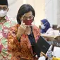 Menteri Keuangan Sri Mulyani Indrawati (kanan) bersiap mengikuti rapat kerja bersama Komisi XI DPR di Kompleks Parlemen, Senayan, Jakarta, Kamis (10/6/2021). Rapat tersebut membahas pagu indikatif Kementerian Keuangan dalam RAPBN 2022. (Liputan6.com/Angga Yuniar)