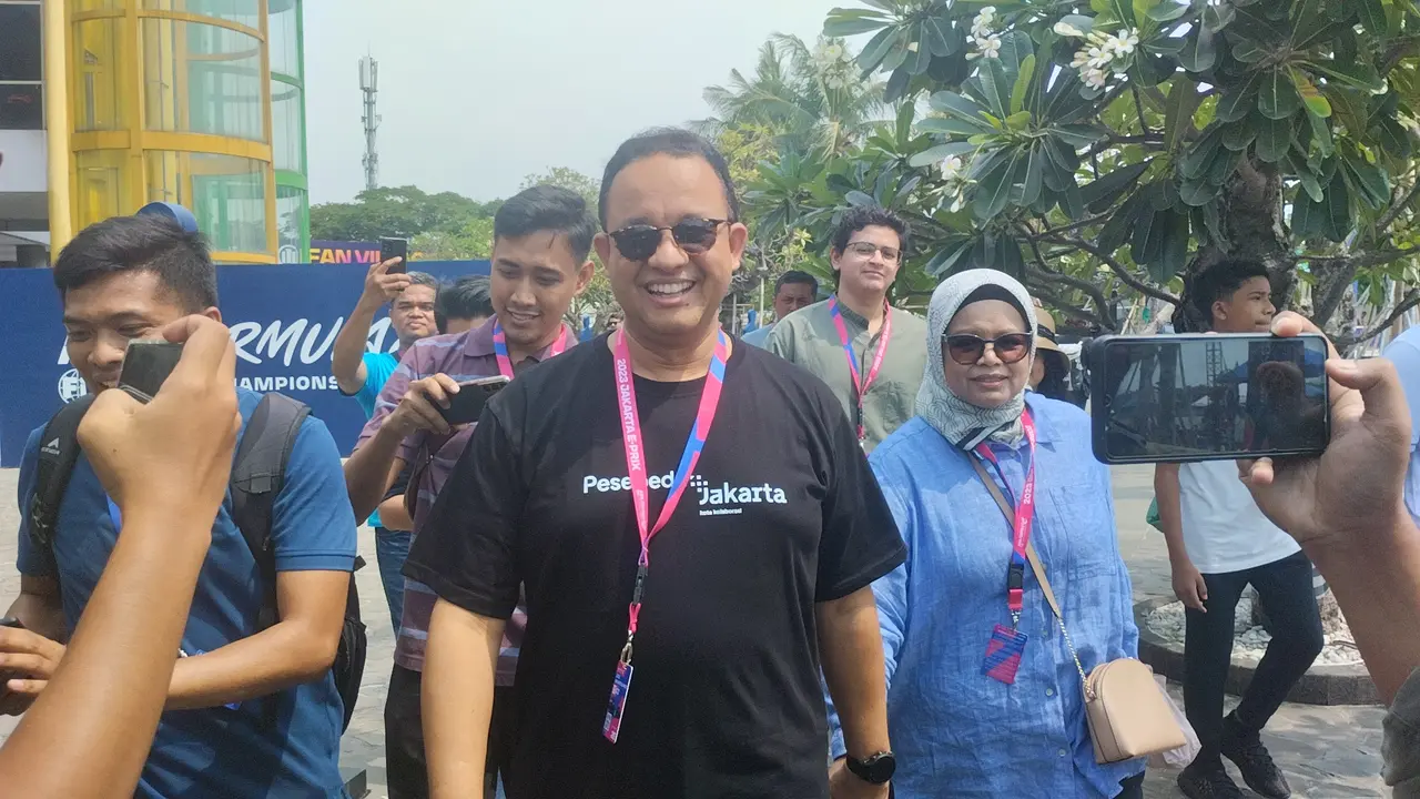 Mantan Gubernur DKI Jakarta Anies Baswedan dan keluarga menyaksikan Formula E