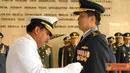 Citizen6, Cilangkap: Panglima TNI dampingi Kepala Staf Angkatan Udara dan para Asisten Panglima TNI serta Kapuspen TNI melakukan penyematan Tanda Kehormatan " Bintang Swa Bhuwana Paksa Utama " pada, Selasa (15/5). (Pengirim: Badarudin Bakri)
