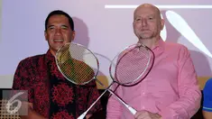 Ketua Umum PBSI, Gita Wirjawan (kiri) bersama Dubes Australia untuk Indonesia, Paul Grigson mengangkat raket jelang laga eksebisi di Kedubes Australia, Jakarta, Kamis (26/5/2016). (Liputan6.com/Helmi Fithriansyah)